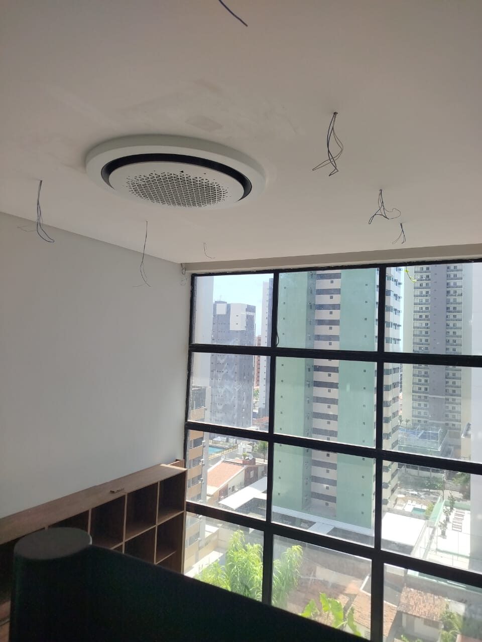 Cassete redondo instalado em sala com vista panorâmica