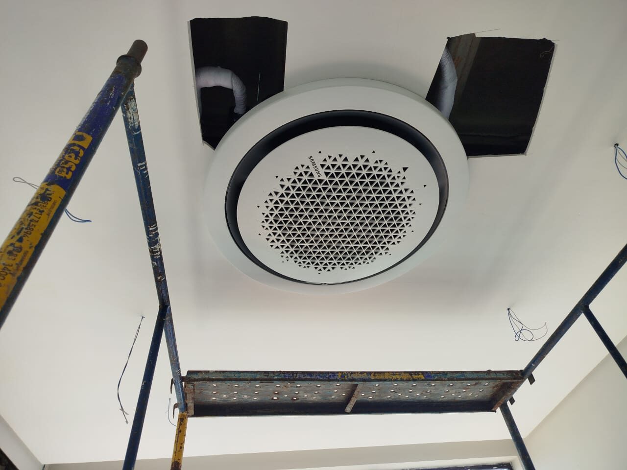 Instalação de ar-condicionado tipo cassete redondo Samsung