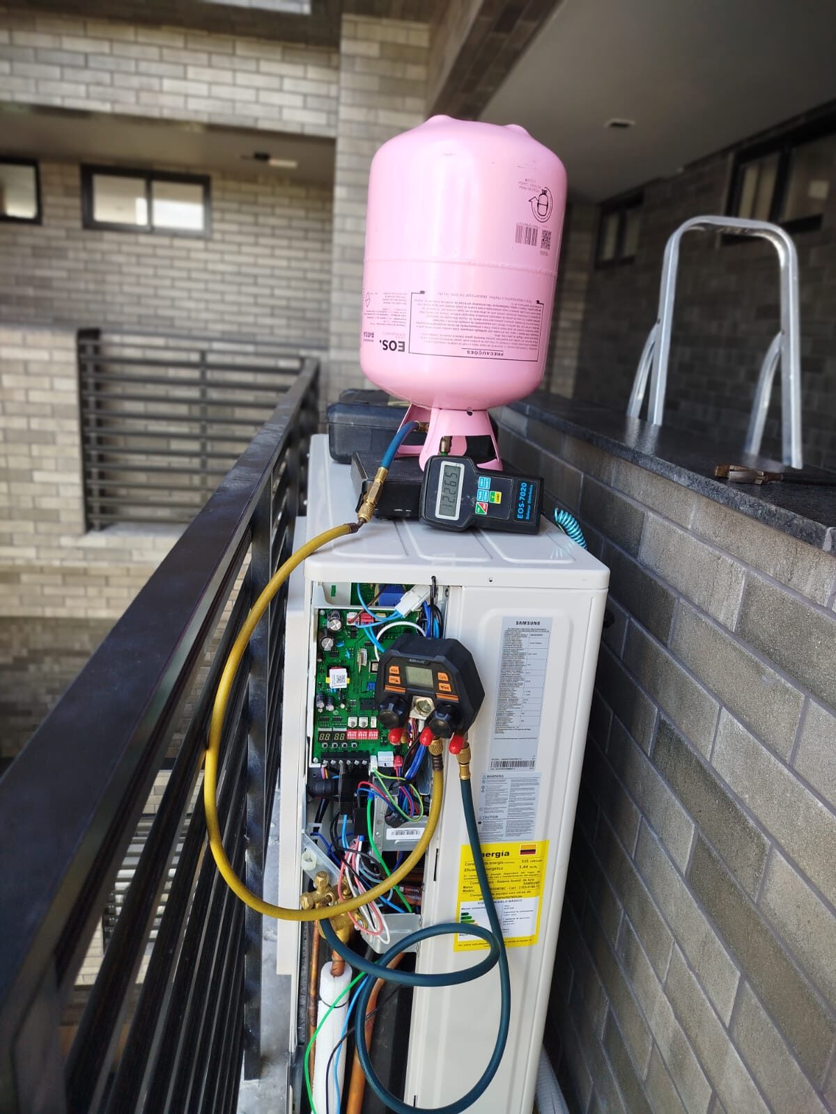 Técnico da Top Service realizando manutenção de ar-condicionado em João Pessoa