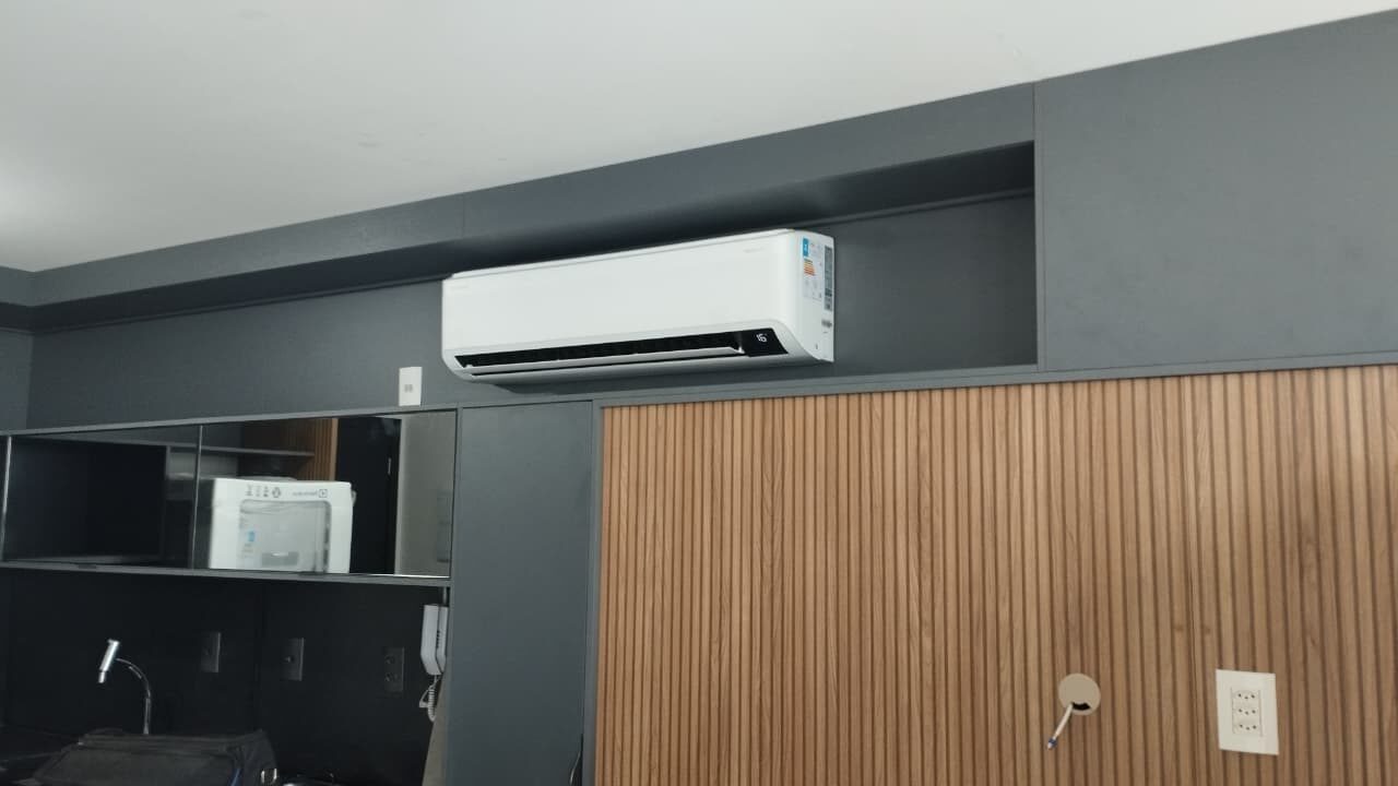 Split Hi Wall instalado em cozinha planejada em João Pessoa