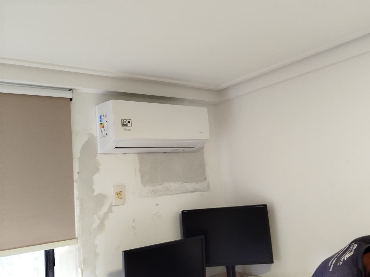 Split Hi Wall Midea instalado em ambiente residencial